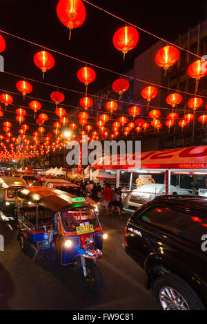 Rosso lanterne cinesi in Yaowarat road, tuk tuks, nuovo anno cinese, il festival di primavera, Chinatown, Distretto Samphanthawong, Bangkok Foto Stock