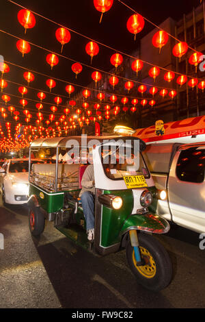 Rosso lanterne cinesi in Yaowarat road, tuk tuk, nuovo anno cinese, il festival di primavera, Chinatown, Distretto Samphanthawong, Bangkok Foto Stock