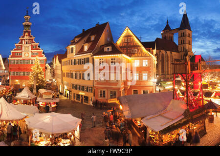 Illuminata mercatino di Natale presso il municipio della città vecchia, Stadtkirche San Dionys chiesa, Esslingen am Neckar, Baden-Württemberg Foto Stock