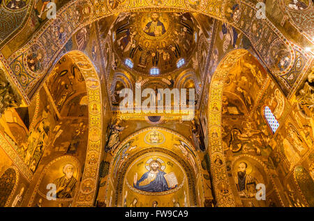 Mosaico bizantino del Cristo Pantocratore nell'abside e nella cupola, presbiterio della Cappella Palatina, cappella palatina del palazzo di Foto Stock