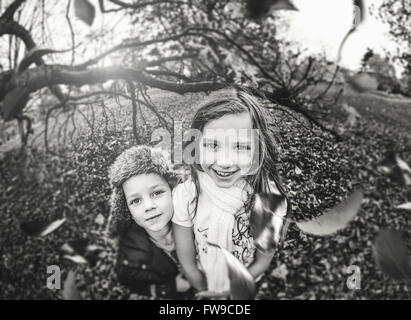 Due bambini che giocano nel parco di autunno Foto Stock