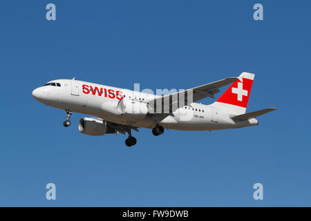 SWISS, Airbus A319, HB-IPX, volo LX1286 sull approccio finale all'Aeroporto di Kastrup, Cph, copenaghen, La Danimarca da Ginevra. Foto Stock