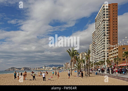 Inverno Tenetevi classe sulla spiaggia, Benidorm, Spagna Foto Stock