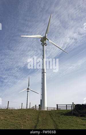 Il vento di elettricità alimentato turbine di generazione in ambiente rurale Foto Stock