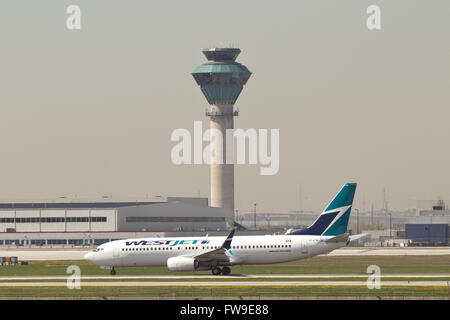 Un Westjet aeromobile attende di essere caricato prima di uscire dall'Aeroporto Internazionale Pearson di Toronto, Ontario, il 7 maggio 2015. Foto Stock