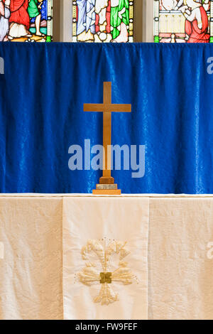 Croce di legno sull'altare di San Edward's Chiesa, Stow on the Wold, UK. Foto Stock