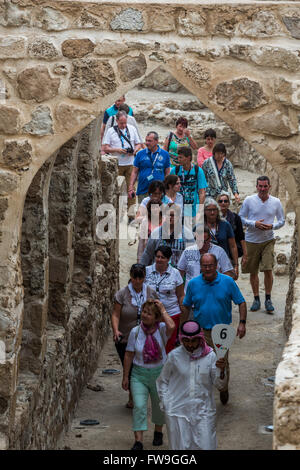 Turisti arabo, Qal'at al-Bahrain, noto anche come il Bahrain Fort Foto Stock