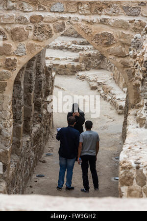 Turisti arabo, Qal'at al-Bahrain, noto anche come il Bahrain Fort Foto Stock