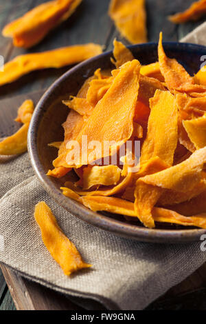 Materie organiche di mango essiccato in una ciotola Foto Stock