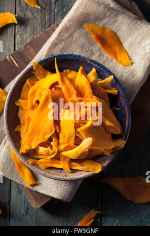 Materie organiche di mango essiccato in una ciotola Foto Stock