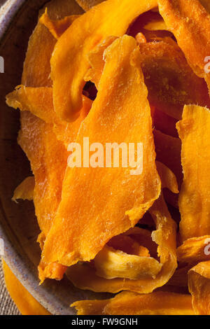 Materie organiche di mango essiccato in una ciotola Foto Stock