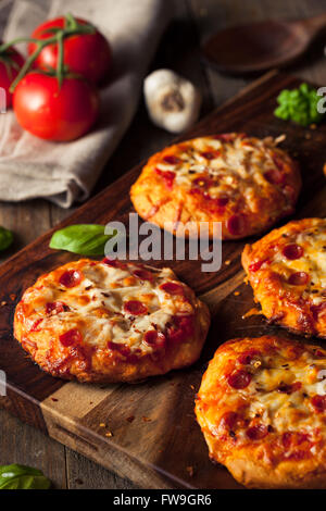 In casa di formaggio salsiccia per pizza PIzza su un biscotto con salsa Foto Stock