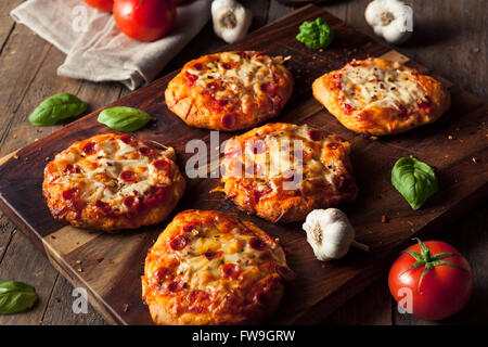 In casa di formaggio salsiccia per pizza PIzza su un biscotto con salsa Foto Stock