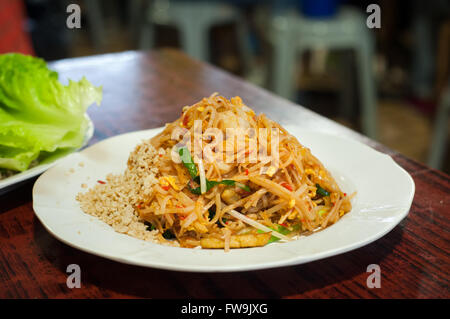 Pad Thai noodles servito presso un locale ristorante tailandese Foto Stock