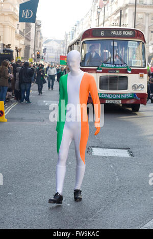 Uomo in un irlandese Morphsuit colorato a Londra per il giorno di San Patrizio Parade Foto Stock