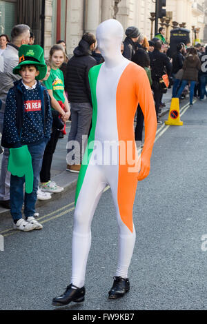 Uomo in un irlandese Morphsuit colorato a Londra per il giorno di San Patrizio Parade Foto Stock