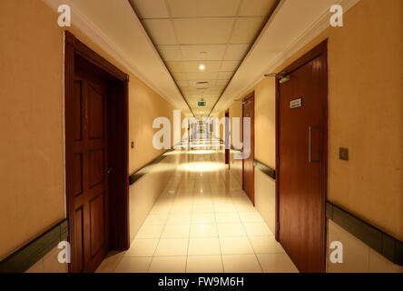 Lungo corridoio in un edificio a notte Foto Stock