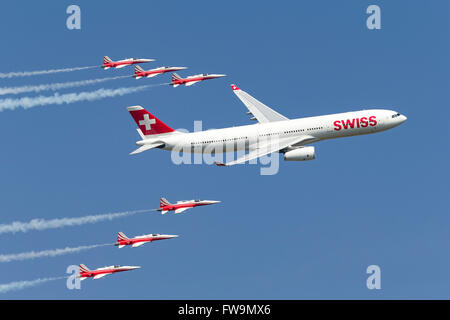 Aria Swiss International Air Lines Airbus A330-343 HB-JHN è unita in formazione con Swiss Air Force team 'Patrouille Suisse' Foto Stock