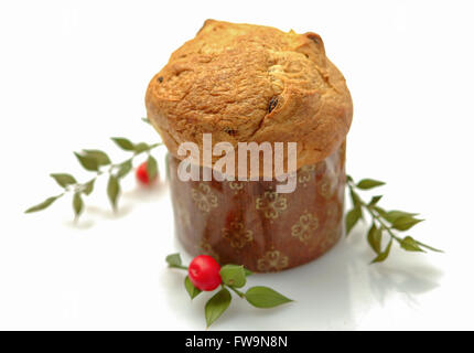 Il Panettone - Italiano tradizionale torta di Natale su sfondo bianco con decorazioni Foto Stock