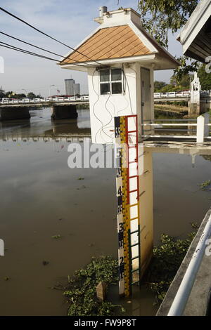 Fiume indicatore del livello dell'acqua a un livello basso in Chiang Mai Thailandia Foto Stock