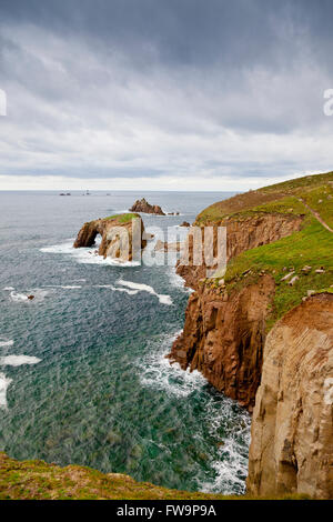 Il Knght armati e Enys Dodman mare pile al Land's End con Longships lighthouse oltre, Cornwall, England, Regno Unito Foto Stock