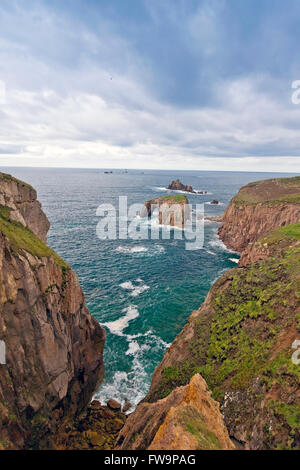 Il Knght armati e Enys Dodman mare pile al Land's End con Longships lighthouse oltre, Cornwall, England, Regno Unito Foto Stock