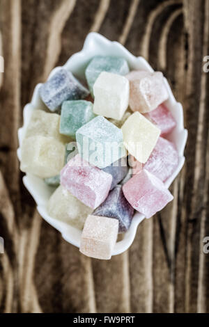 Colorate Delizia Turca in ciotola bianco su sfondo di legno Foto Stock