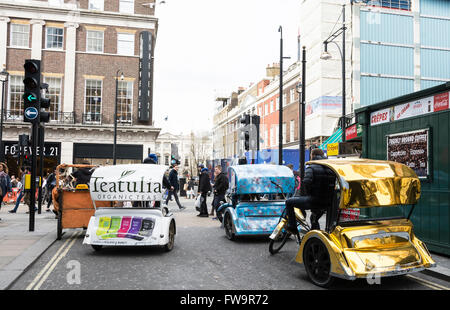 Risciò dai colori vivaci parcheggiati in una strada laterale di Oxford Street, West End, Londra, Inghilterra, Regno Unito Foto Stock