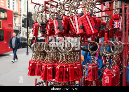 London souvenir e regalini turistici su Oxford Street, London, Regno Unito Foto Stock