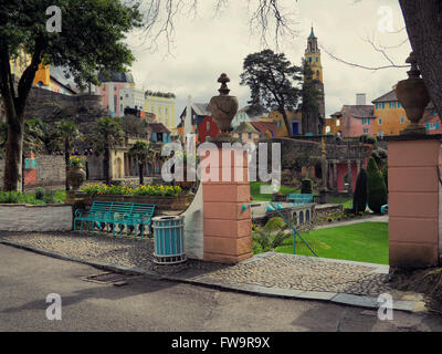 Fotografia del famoso villaggio di Portmeirion, vicino a Porthmadog in Gwynedd, il Galles del Nord. Foto Stock