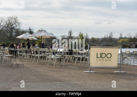 Twilight presso il Lido Cafe Bar sulla serpentina, Hyde Park central London, England, Regno Unito Foto Stock