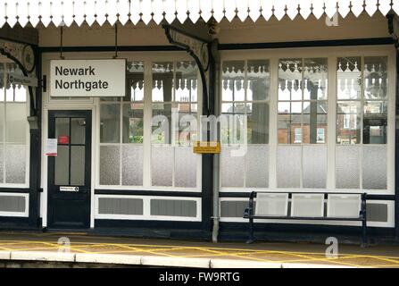 Area di riparo per i passeggeri presso la stazione ferroviaria di Newark Northgate nella città di mercato di Newark-on-Trent Nottinghamshire Inghilterra GB UK 2015 Foto Stock