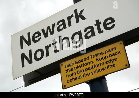 Segnale di avvertimento dei treni ad alta velocità su una piattaforma nella stazione di Newark Northgate nella città di mercato di Newark-on-Trent Nottinghamshire Inghilterra GB UK 2015 Foto Stock