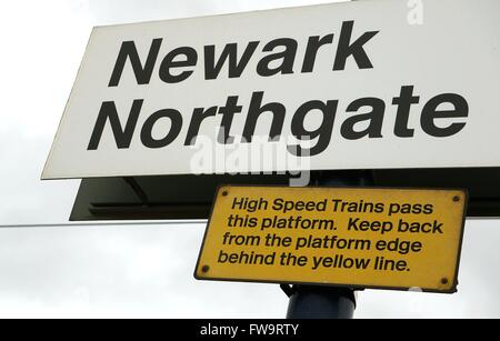 Segnale di avvertimento dei treni ad alta velocità su una piattaforma nella stazione di Newark Northgate nella città di mercato di Newark-on-Trent Nottinghamshire Inghilterra GB UK 2015 Foto Stock