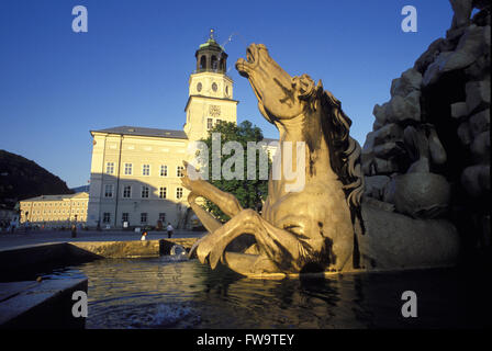 AUT, Austria, Salisburgo, il Residenz fontana e la Neue Residenz. AUT, Oesterreich, Salisburgo, der Residenzbrunnen und die ne Foto Stock