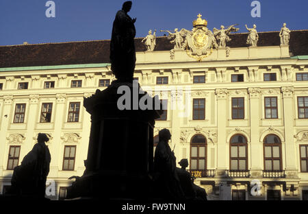 AUT, Austria, Vienna, monumento di Kaiser Franz I. nella parte anteriore delle Alte Hofburg. AUT, Oesterreich, Wien, Denkmal fuer Kaiser fra Foto Stock