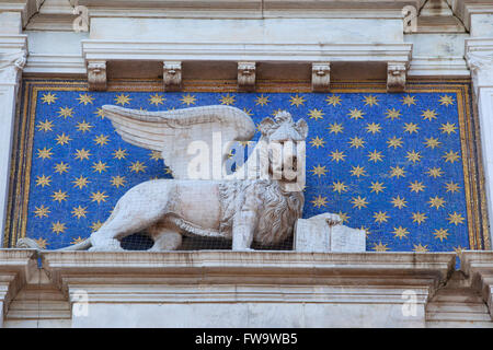 Dettaglio della Torre dell'orologio di Lion. Piazza San Marco, Venezia, Veneto, Italia. Foto Stock