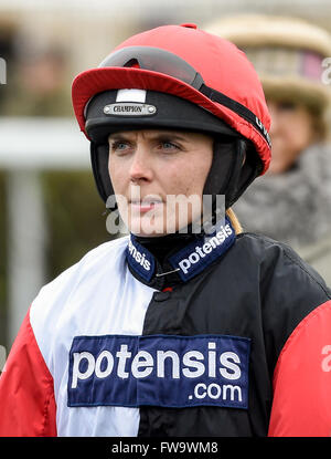 Victoria Pendleton rides Pacha Du polder, addestrati da Paul Nicholls, nel Betfair selle di commutazione dei cacciatori Steeple Chase a Wincanton. Pendleton è GB di maggior successo Olympian femmina e spera di poter competere nel Foxhunters Chase a Cheltenham Fest Foto Stock