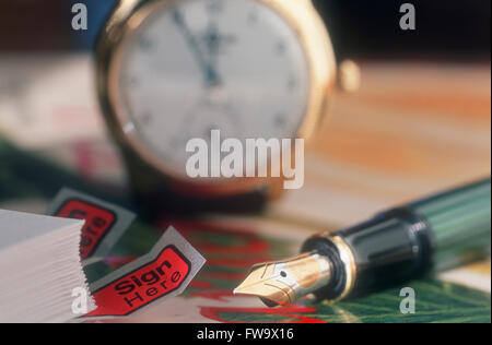 Close-up di un documento con 'Segno qui' adesivi, una penna stilografica e orologio Foto Stock