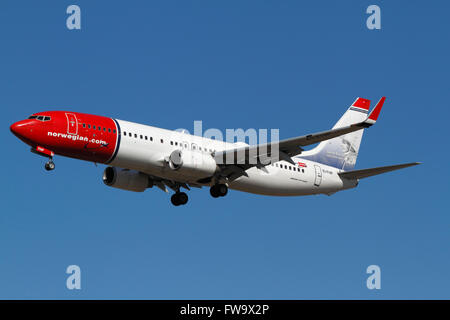 Norvegese, Boeing 737, EI-FHP, volo D82902 da Londra, Gatwick su approccio finale all'Aeroporto di Kastrup, Copenhagen, Danimarca. Søren Kirkegaard livrea. Foto Stock