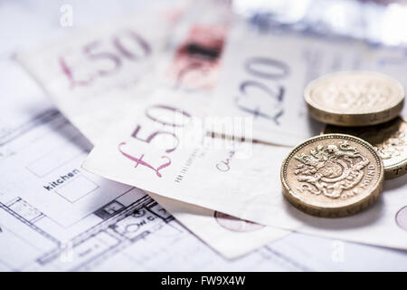 Concetto di finanza, sterlina britannica delle monete e delle banconote Foto Stock