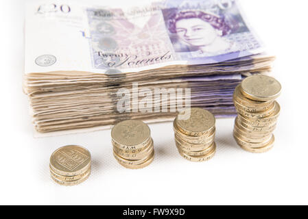 Sterlina inglese di banconote in contanti e denaro sulla isolato sfondo bianco Foto Stock