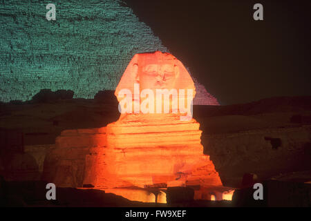 Grande Sfinge e piramide di Khafra (Chephren) a Giza, Egitto Foto Stock