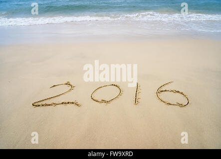 2016 scritto nella sabbia sulla spiaggia tropicale Foto Stock