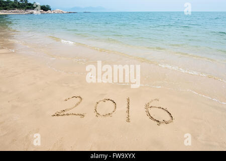 2016 scritto nella sabbia sulla spiaggia tropicale Foto Stock