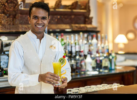 Il barista con un cocktail presso il residence hotel in Mauritius. Foto Stock