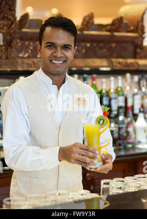 Il barista con un cocktail presso il residence hotel in Mauritius. Foto Stock