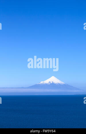 Vulcano Osorno e lago Llanquihue fotografata da Puerto Varas, Cile Foto Stock