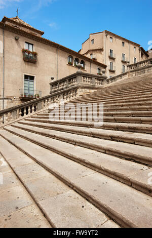 Una scalinata di pietra e le vecchie case in Girona. Spagna Foto Stock