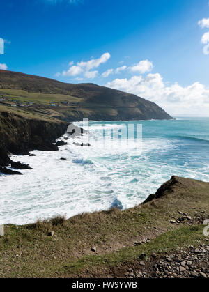 Onde che si infrangono a Dunquin beach sulla Slea Head Drive, penisola di Dingle Contea di Kerry, Repubblica di Irlanda. Foto Stock